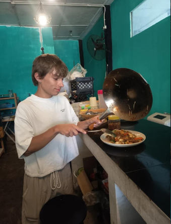 Volunteer plating a freshly cooked dish — Aurora, a top restaurant in Pai (healthy Pai restaurant, health-focused)